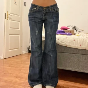 Jeans  - Midjemått 39cm, innerbenslängd 84cm 😇