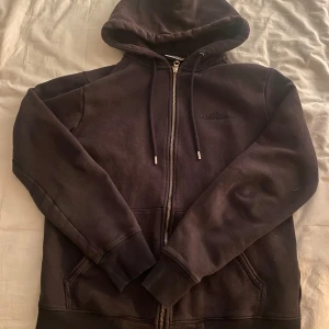 J.Lindeberg hoddie - Säljer en snygg J.Lindeberg hoodie med silvrig dragkedja. Den är i storlek S och har inga skador eller annat. Passar dig som är runt 170-185