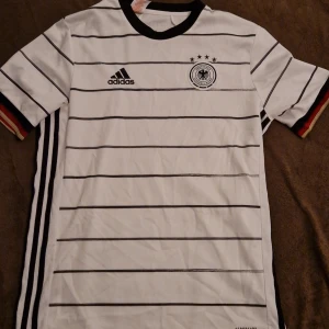 Adidas Tyskland Tröja EM 2020 - Tysklands EM tröja inför 2020. Tröjan är använd ett få tal gånger i ett utmärkt skick.