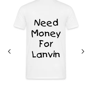 Vit t-shirt med tryck - Vit t-shirt med ett humoristiskt tryck på baksidan 'Need Money For Lanvin' och en bild på framsidan av en man med ett glas. Perfekt för en avslappnad stil. paketet kommer efter cirka tre veckor efter köp