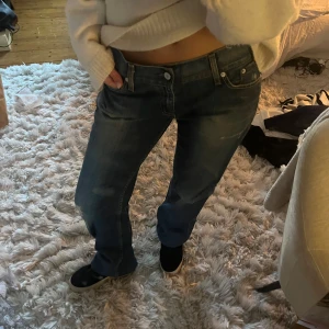 Levi's Eve jeans med raka ben - As coola Levi's Eve jeans i mörkblå denim med raka ben och låg midja. Storlek ca 38