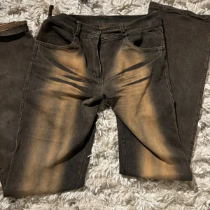 Coola jeans!!! - Jättesnygga jeans med slitningar på framsida och baksida.😁 Köpt här på Plick men bara använts 1 gång. Säljer då dem tyvärr är fel stora på mig❤️ Hör av er privat vid frågor!!