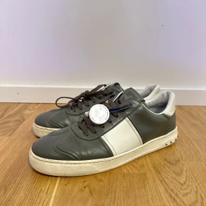 Valentino Flycrew - Extremt schyssta Valentino Flycrew skor i den eftertraktade färgen grön!| Skorna är i mycket bra skick, en tvätt o lite extra nitar o de är som nya!| Storlek 44 men skulle enkelt passa en storlek upp| Certificat, authentication ställets egna  Dustbag o autenticitet kort medföljer!| populära, in demand o tidlösa!| OBS: Det verkar som sulorna inte finns i skorna längre men det går att köpa nya mer bekväma för 70kr 👌| Tveka inte att skriva vid det minsta lilla eller om nya bilder skulle behövas!