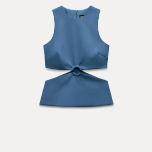 Blå Zaratopp - Säljer denna blåa topp från Zara! Knappt använd i så bra skick! Skriv för egna bilder!