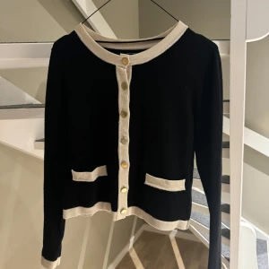 Kofta/ tröja - Mycket fint skick