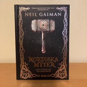 Nordiska Myter: Från Yggdrasil till Ragnarök - I nyskick, endast varit på en hylla. 