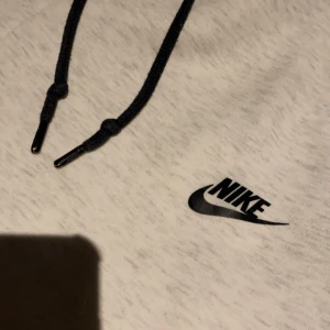 Vita nike tech byxor - Aldrig använda, säljes för storleken inte passar mig. Pris går att diskutera 