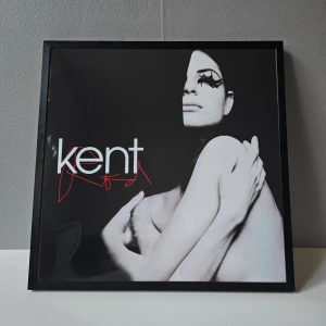 Kent - Affisch, 31.5x31.5  - Kent - Röd albumaffisch, 31.5x31.5   Helt ny - Passar bra i IKEAs tavelram Lomviken!  Skickas i papprulle - Ramen ingår inte!