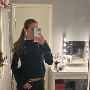 Mörkblå stickad tröja från H&M - Säljer en mysig mörkblå stickad tröja från H&M. Tröjan har långa ärmar och en rund halsringning. Perfekt för kyligare dagar! Denna är köpt för 200kr och har inga synliga tecken på användning. Säljer pågrund av att den knte kommer till användning💙💐