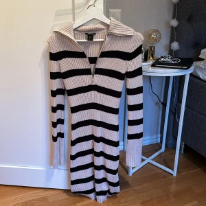 Randig ribbad klänning från Lindex - Säljer denna snygga och mysiga klänning ifrån Lindex som är sparsamt använd då jag har massa andra klänningar! Den är i mjukt mysigt material, klänningen går både att klä upp och klä ner. Skriv för bilder eller frågor💕
