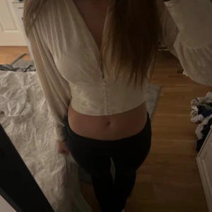 Topp -  Jättefin topp från Gina tricot använd få gånger och är därmed i fint skick. Liknar lite adoore’s klänningar fast det är en jätte söt topp💋
