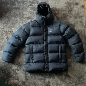 Haglöfs dunjacka M - Säljer snygg och varm Haglöfs dunjacka i storlek M. Skick enligt bild 