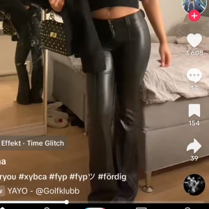 Svarta skinnbyxor med dragkedja - Snygga svarta skinnbyxor med dragkedja framtill. Byxorna har en tight passform och ger en cool look. Perfekta för en trendig outfit. Slutsålda! (Första bilden är lånad andra är min)