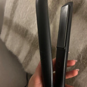 Plattång Gold GHD - Säljer min trofasta plattång från GHD som jag har haft med mig i några år. Den har aldrig svikit mig och fungerar felfritt! Enligt mig den bästa modellen när det kommer till plattång. Jag har bytt ut den mot en nyare modell och därav säljer jag denna. Det finns ett bitmärke på sladden från min katt men det är ingenting som stör funktionen. Nypris på denna idag är 2699kr.