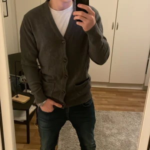 Stickad cardigan  - Säljer denna tvärfeta cardigan i materialet lambswool. Den är storlek M. Jag är 182 och väger 78kg. Kolla gärna in min profil där ja säljer feta jeans och kom dm om du har några funderingar