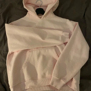 Rosa hoodie - En fin ljusrosa hoodie från lager 157 i modell Hilma. Använd endast fåtla gånger och tvättad en gång. Säljer för att den var lite för kort för min smak och har inte kvitto kvar för att kunna lämna tillbaka i butik!