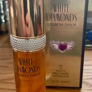 *NY*White Diamonds Eau de Toilette 30 ml av Elizabeth Taylor, presenttips  - Elegant och tidlös parfym i en lyxig flaska med guldfärgat lock och glittrande detaljer. White Diamonds av Elizabeth Taylor är en klassisk doft som kombinerar blommiga och träiga noter. Perfekt för den som vill utstråla glamour och sofistikation.