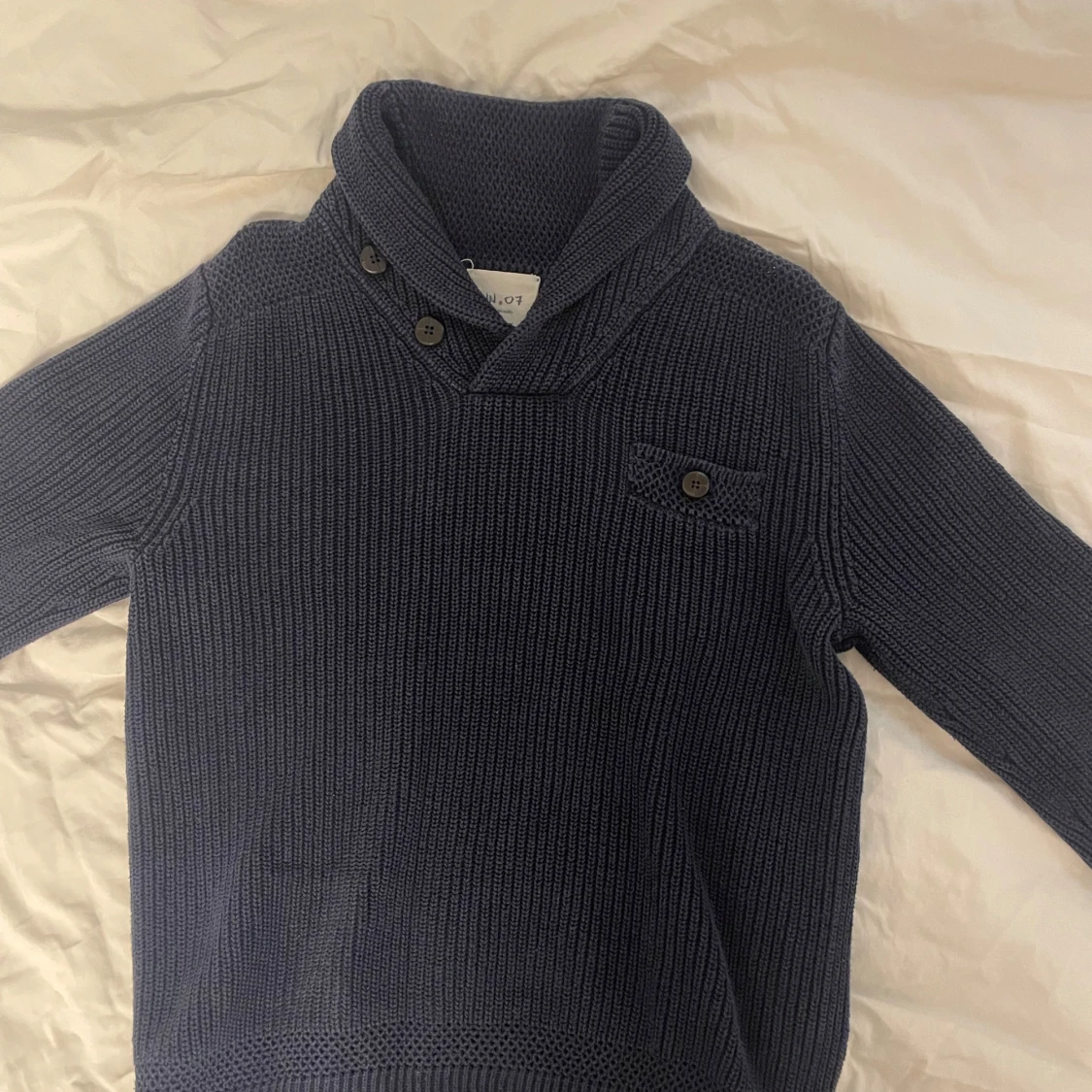 Mörkblå stickad tröja från NN.07