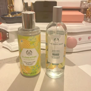 Body mist från The Body Shop *50kr för en* - Två fräscha body mists från The Body Shop. En med doft av Clementine & Starfruit och en med Mango. Skriv t mig om du vill köpa en eller båda, 50 kr styck ❤️