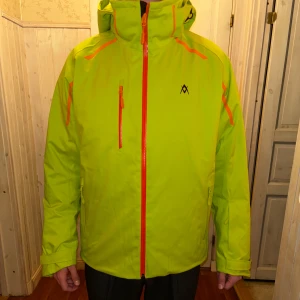 Grön jacka från Völkl - Grön jacka från Völkl som är perfekt för skidåkningen men funkar även som vinterjacka!