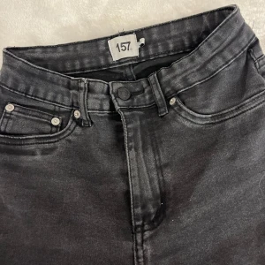 Svarta jeans från 157 -  svarta jeans från 157 med hög midja. Använda men fortfarande i fint skick