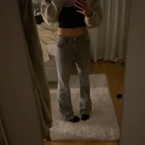 Low waist jeans - Gråa Low waist jeans från Gina Young!💕bra passform och bra längd! Jag är 165 och har 158 i storlek! Jätte bra skick! använd en gång sedan fick jag några andra liknade och därför säljer jag nu dom här!😙😙