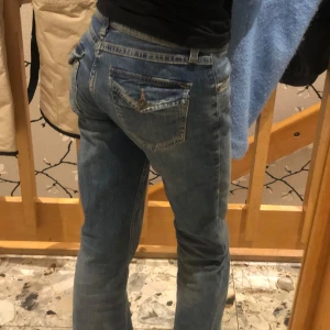 Blå jeans med bootcut - Snygga bootcut jeans med fickor. Slutsålda i butik. bra passform