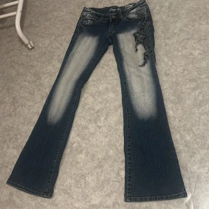 Coola jeans - Säljer ett par jättesnygga jeans pga att de är för små för mig, storlek 38.