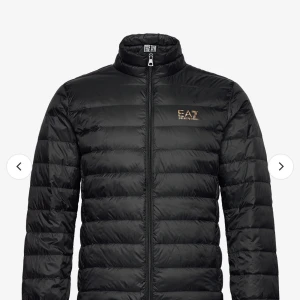 Svart dunjacka från Emporio Armani - Snygg svart dunjacka från Emporio Armani EA7 med dragkedja framtill. Kom med bra bud!!! M/S