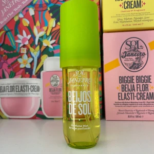 Beijos de Sol Perfume Mist från Sol de Janeiro - Fräsch och exotisk doft i en livfull gul flaska med grön kork. Perfekt för att ge en känsla av sol och sommar. Enkel att använda med sprayfunktion. Limited Edition från Sol de Janeiro.