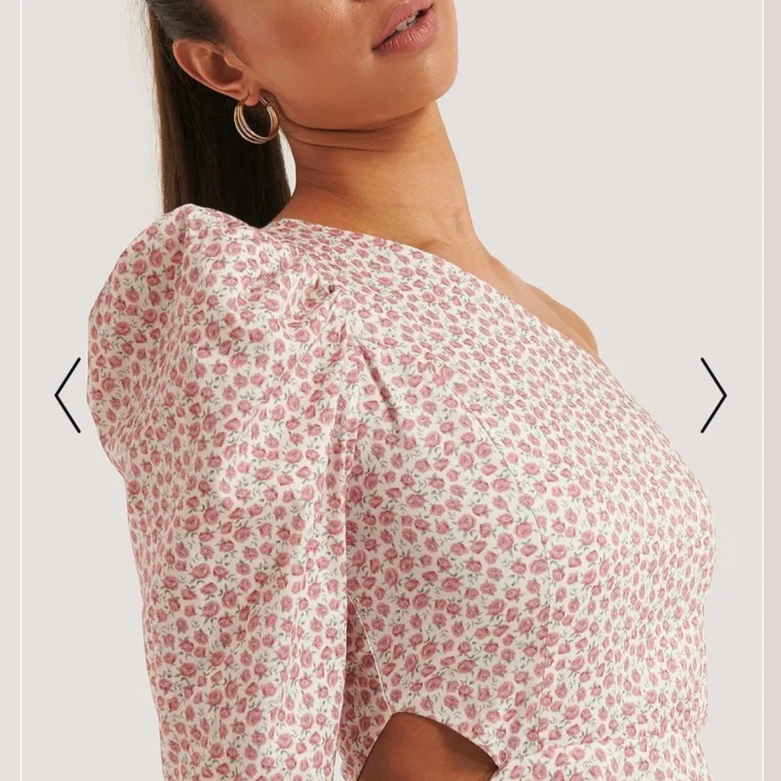 Blommig oneshoulder klänning - 2