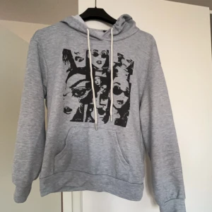 Hoodie  - En lite tunnare hoodie med jätte snyggt tryck. Storlek xs men passar också S. Finns inga lappar kvar i tröjan så vet inte vilket märke det är men det går säkert att kolla, tveka inte vid frågor 🫰🏽