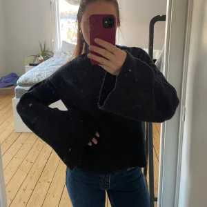 Marinblå stickad tröja med vida ärmar - Säljer en marinblå stickad tröja med vida ärmar. Perfekt för kyliga dagar och ger en stilren look. Tröjan har en lös passform och är superbekväm att bära. Passar perfekt till jeans eller kjol för en avslappnad stil.❣️❣️