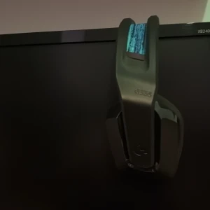 Svart gamingheadset från Logitech - Säljer ett svart gamingheadset från Logitech med blå vaddering på insidan av bygeln. Headsetet har en avtagbar kabel med 3,5 mm anslutning. Perfekt för långa spelsessioner med bekväm passform.