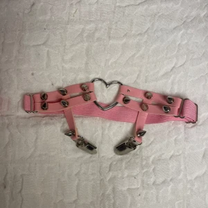 Rosa choker med hjärtformad detalj - Leg gartiers med en hjärtan och nitar.  Köpta på dolls kill, aldrig använda 