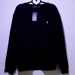 Polo Ralph Lauren Sweatshirt  - Helt ny Ralph Lauren sweatshirt med det klassiska logotypbroderiet på bröstet. Tröjan har långa ärmar och en rund halsringning. Perfekt för en avslappnad och snygg look. Fler storlekar finns i min profil.😊