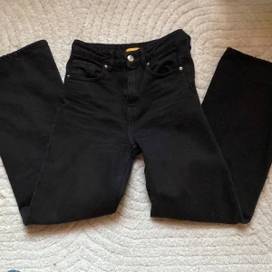Svarta jeans från Gina Tricot - Svarta straight/lite baggy byxor från Gina tricot, de är i bra skick 