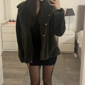 Brun pälsjacka  - Säljer min mysiga jacka från Indiska som är sparsamt använd. Tveka inte att höra av dig för fler bilder