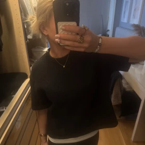 Svart kortärmad tröja  - Säljer en svart tröja med korta ärmar från Gina tricot. Fint skick, använd väldigt fåtal gånger💞köpare står för frakten 