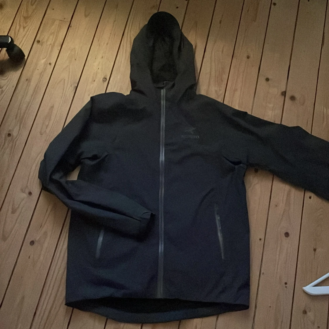 Grå softshelljacka från Arc'teryx