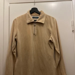 Beige tröja från Casa Blanca - Säljer en beige långärmad tröja från Casa Blanca med dragkedja framtill. Super bekväm💗💗💗