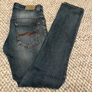 Nudie Jeans - Säljer dessa snygga och eftertraktade jeans från märket Nudie!| Storlek: W29 L34 | Modell: Thin Finn | Skick: 8/10 (Lagad slitning i skrevet, syns på 2:a bilden) | Nypris: 1600kr | Vårt pris: 399kr | Tveka inte att höra av dig vid frågor! Mvh