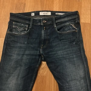Replay jeans - Snygga mörkblå jeans från replay modell anbass. Jeansen är sparsamt använda och är i riktigt fint skick. Inga hål eller liknande. Köpta i butik för 1800kr. storlek 33 i midjan.
