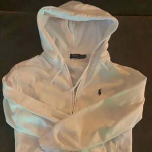 Vit hoodie från Polo Ralph Lauren - Säljer en  vit hoodie från Polo Ralph lauren efter som den nu är för liten för mig den är som i ny skick o använt den fåtal gånger. Hör av er om mer frågor. Nypris 2200