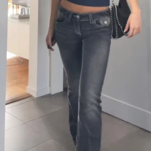 Lågmidjade bootcut jeans  - Lågmidjade bootcut jeans ifrån Gina tricot young😍 I storlek 152 men passar mig som 162😍
