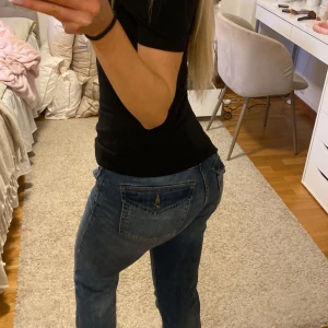 Blå lågmidjade bootcut jeans - Säljer dessa jätte snygga jeansen då jag har ett par likadana! Skriv privat om du vill ha mått💕💕 priset går alltid att diskutera vid snabb affär!