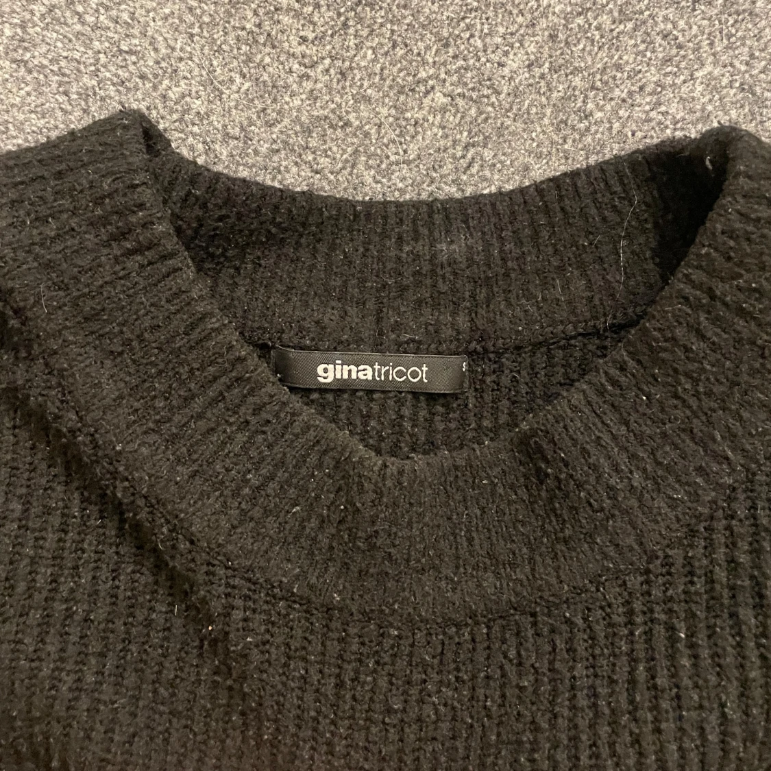 Svart stickad tröja från Gina Tricot