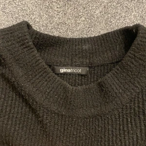 Svart stickad tröja från Gina Tricot - Säljer en svart stickad tröja från Gina Tricot. Tröjan har långa ärmar och är varm! I nyskick då den nästan är oanvänd, skriv för fler bilder!