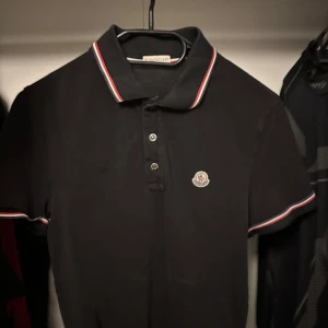 Svart pikétröja från Moncler - Snygg svart pikétröja från Moncler. Skick 8/10 storlek S skriv gärna om ni har några frågor😁