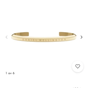 Guldarmband från Daniel Wellington - Elegant guldarmband från Daniel Wellington. Armbandet har en stilren gravyr av märkesnamnet. Säljer då det inte kommer till användning💕